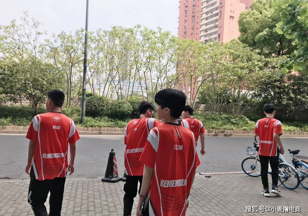 九游体育入口-电竞半决赛上演强强对话，海滨霹雳队翻盘闽南天虎队，战术调整见效；临场应变见真章的简单介绍